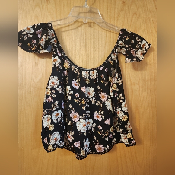 Black floral flowy top - Picture 1 of 3